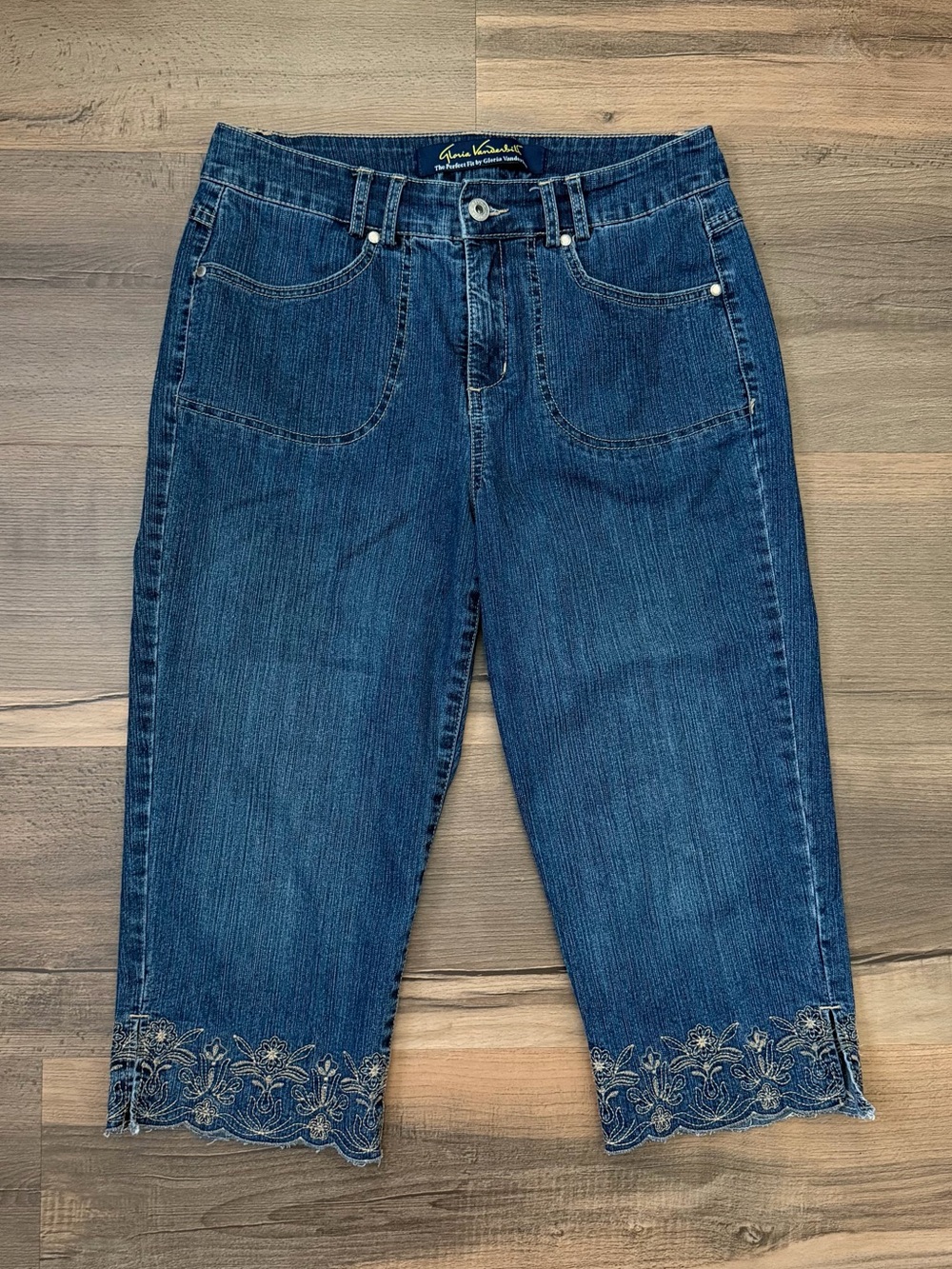 Gloria Vanderbilt Embroidered Floral Scallop Hem Denim Capris Size 8